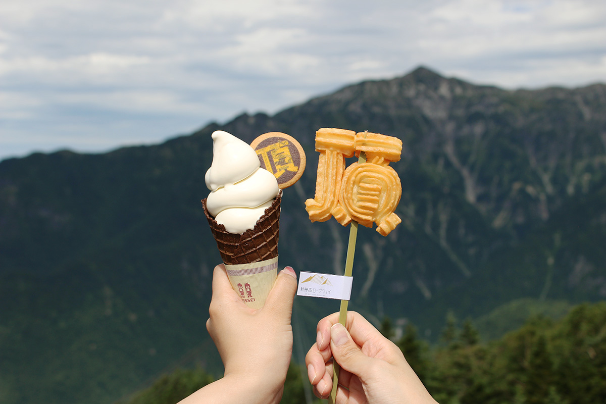 「頂ソフト」710円、「頂チュロス」510円