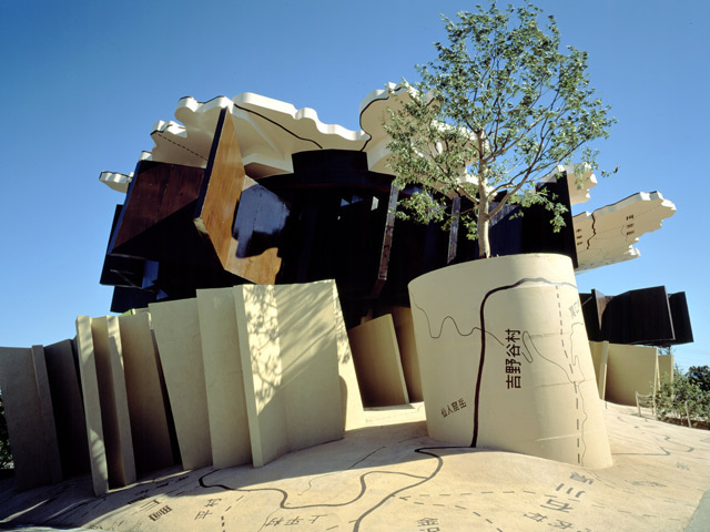 「極限で似るものの家（メインパビリオン）」　©1997 Estate of Madeline Gins.  Reproduced with permission of the Estate of Madeline Gins.