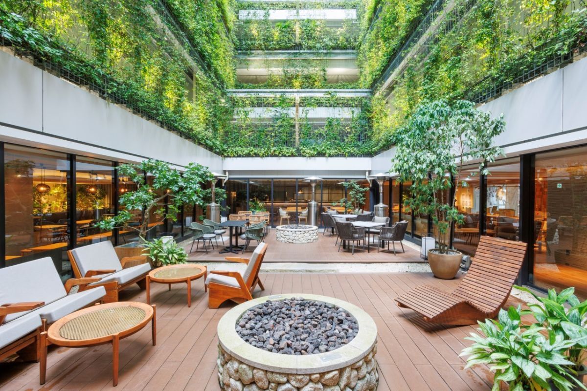 4階ロビーにある中庭の「大緑化壁」は京都の植生を再現