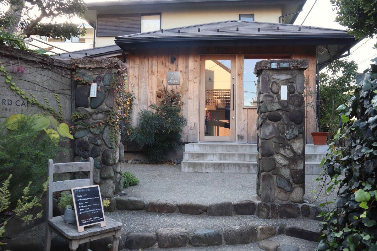 細い路地にある隠れ家的な店