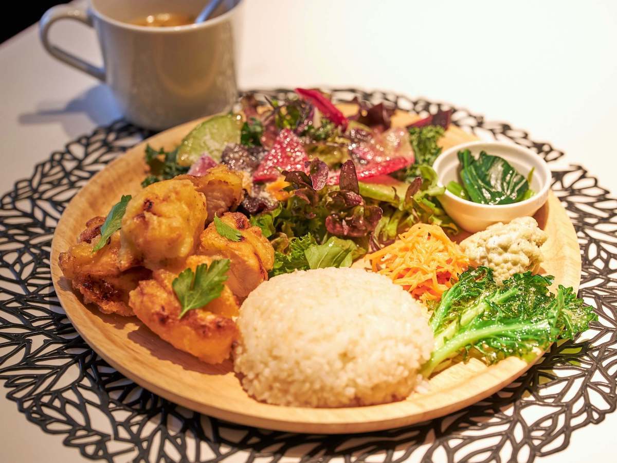 「ランチプレート 味噌からあげ」 990円 ※鎌倉野菜サラダ、味噌を使った副菜、スープは全プレート共通