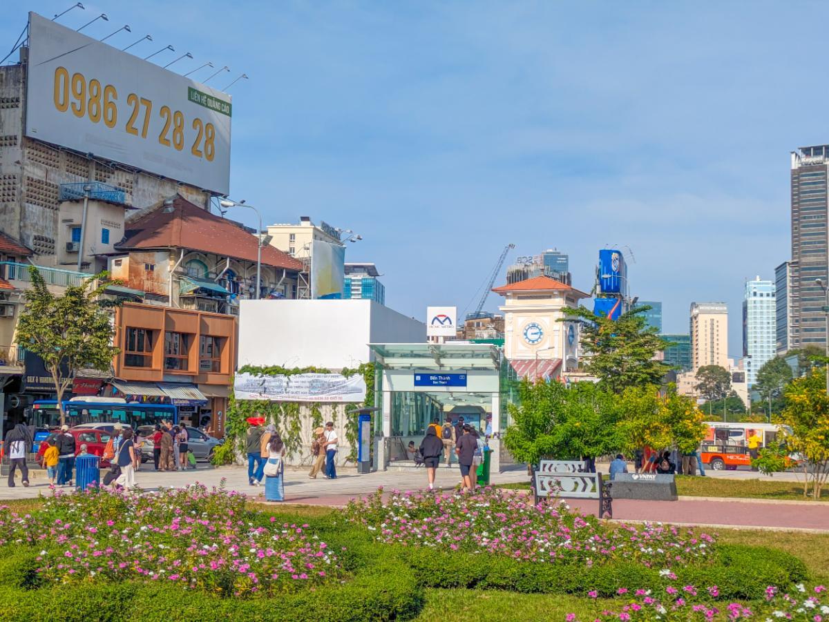 ベンタイン駅の入り口はベンタイン市場のすぐそば
