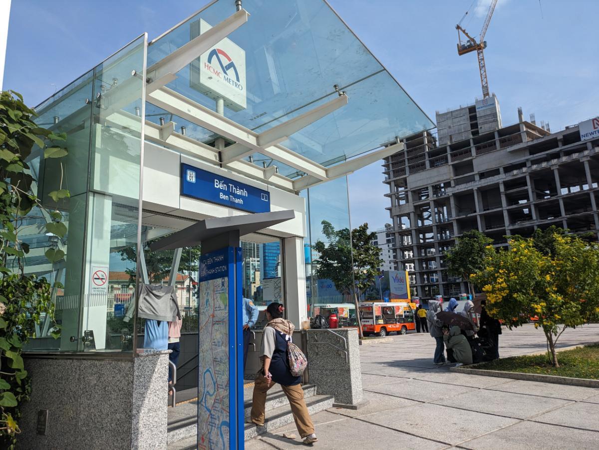 ベンタイン駅の入り口。フタのしっかり閉まらない飲み物は、駅構内に持ち込み不可