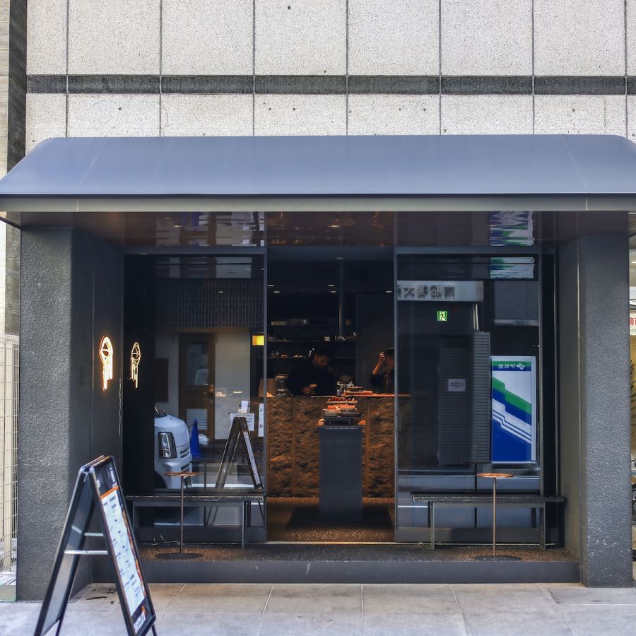 黒を基調としたシックなたたずまい