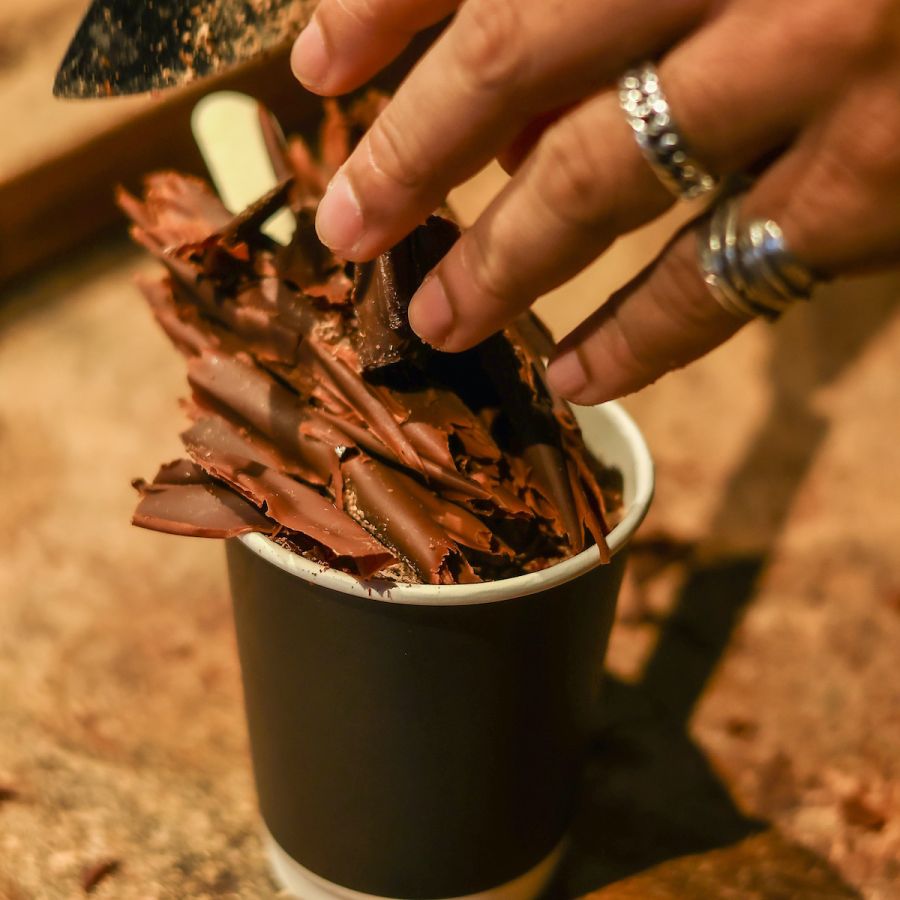 手作りにこだわったチョコレートを惜しげなくたっぷりとトッピング。※時期によって使用するチョコレートは変更