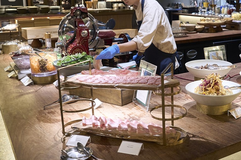 生ハムは定期的にスタッフがスライスしてくれる