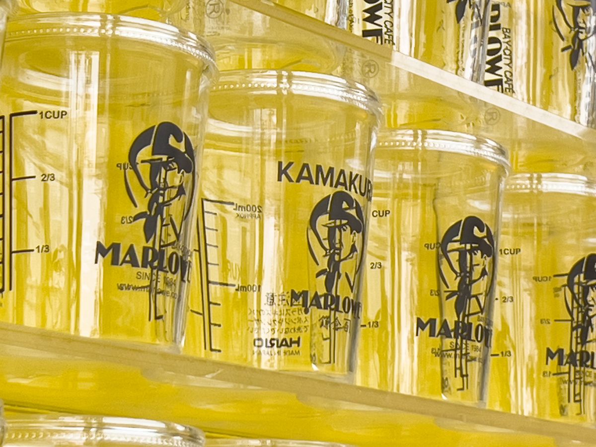 若宮大路側の入口の壁はビーカーがいっぱい！