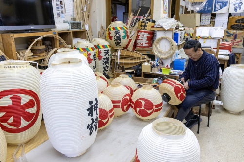 昔ながらの技法で、寺社仏閣の提灯を中心に制作や修繕を行っています。作業風景の見学は自由