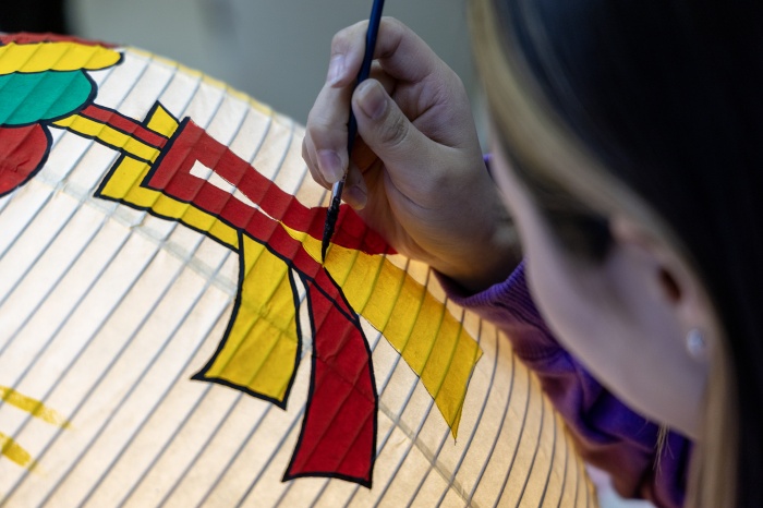 提灯の内側に型紙を当て、写し取った下書きに沿って絵付けをしていきます