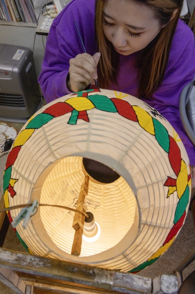 電球を入れるのは、品質を追求した提灯店初代の正吉氏のこだわり。技法だけでなく、正吉氏が自作した道具類も大切に受け継がれています