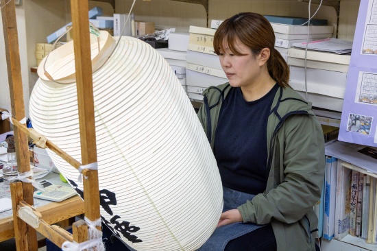 病院の調理師から提灯職人になった小島さん。父である2代目の畑峰雄さんに師事し、出産や育児と仕事を両立させながら腕を磨いてきました