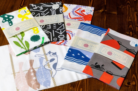 「恋みくに」の手ぬぐい各1760円。左下の猫と干しカレイ柄は店舗限定商品