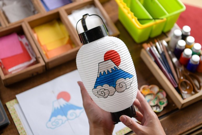 写真は絵付け体験用の提灯。オリジナルの絵柄で型紙作りからチャレンジできます