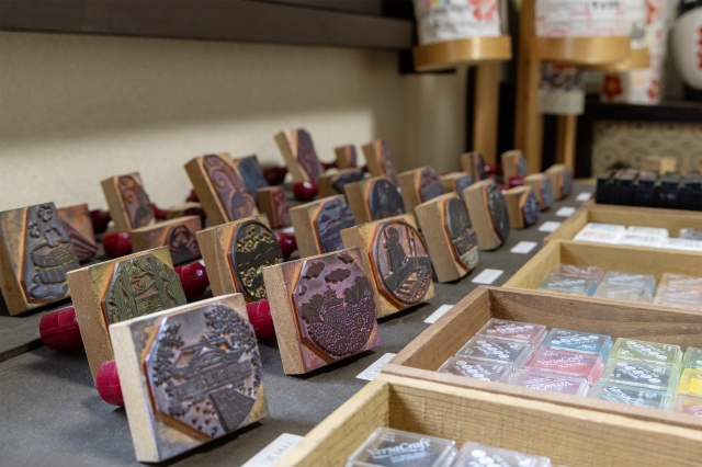 スタンプやインクもたくさん揃っているので、絵心がなくても安心