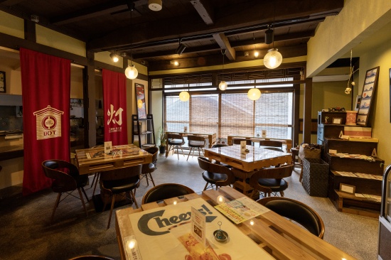 落ち着いた雰囲気の中でゆっくり食事が楽しめる店内