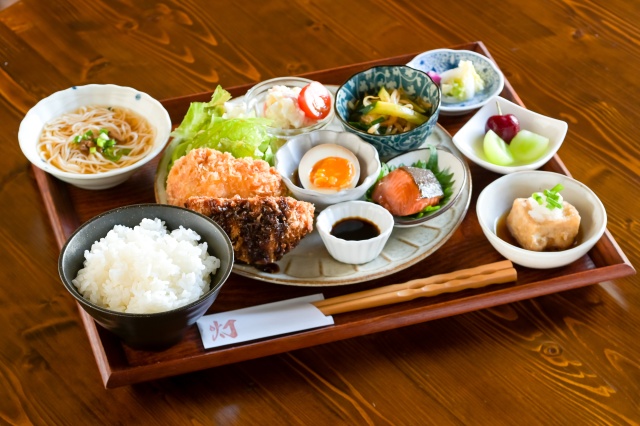 手作りの総菜が種類豊富に並ぶ、一番人気の「灯ランチ」1540円