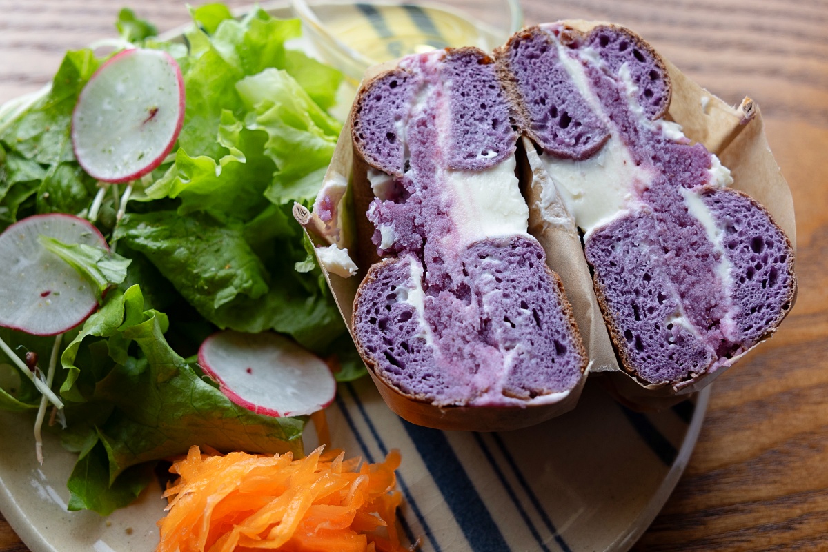 たっぷりの紅芋ペーストとクリームチーズがサンドされていて、贅沢！