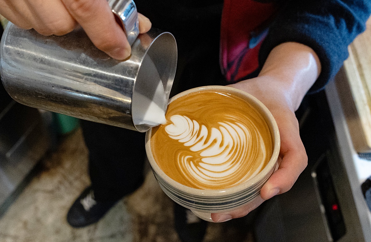 気分が上がるラテアート。牛乳は沖縄県産を使用