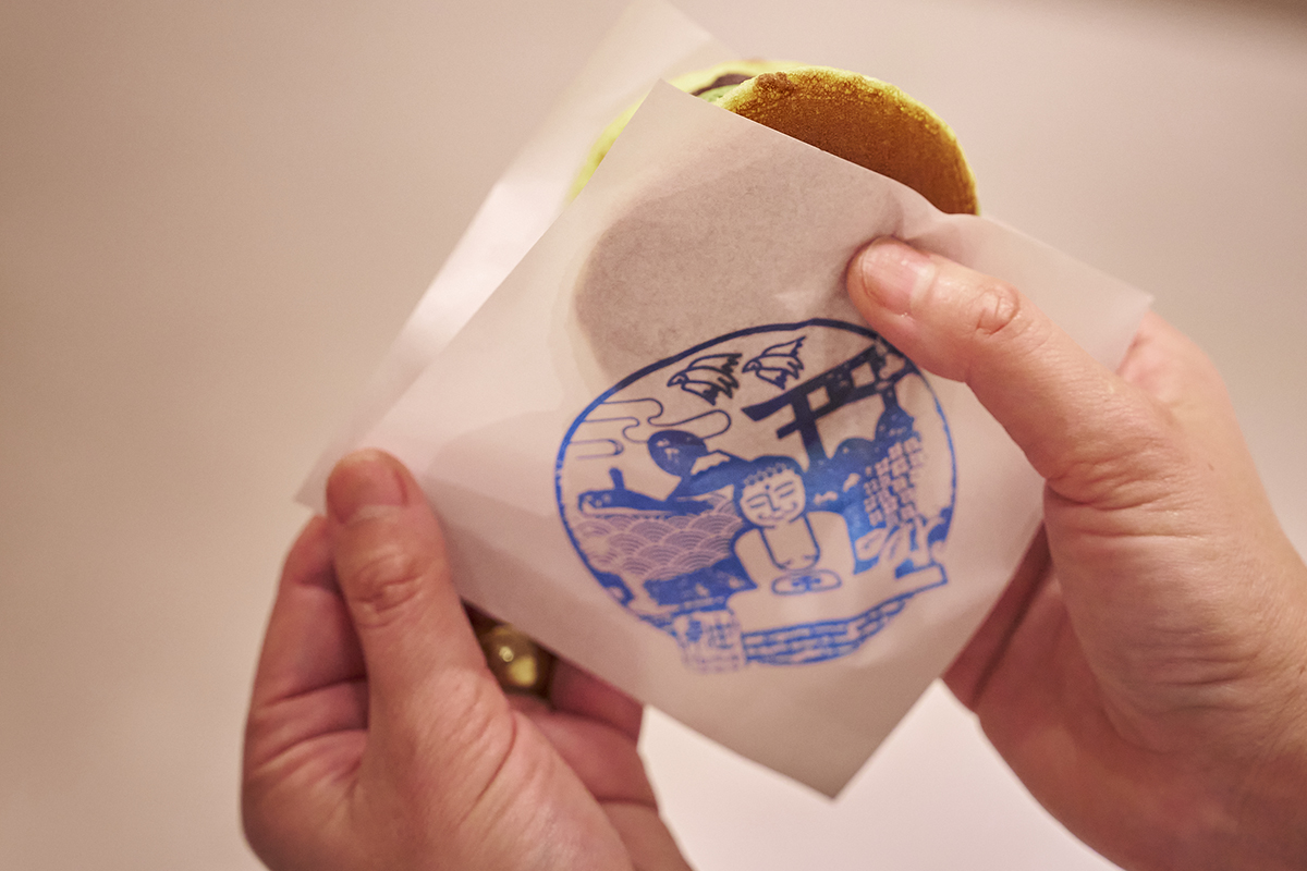 テイクアウトできるように、鎌倉モチーフのイラストがかわいい包み紙も付いている