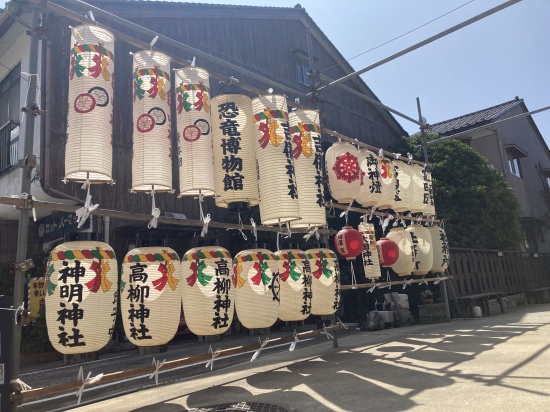 店がある石畳の小路を歩くと、提灯を天日干しする風景に出会えることも