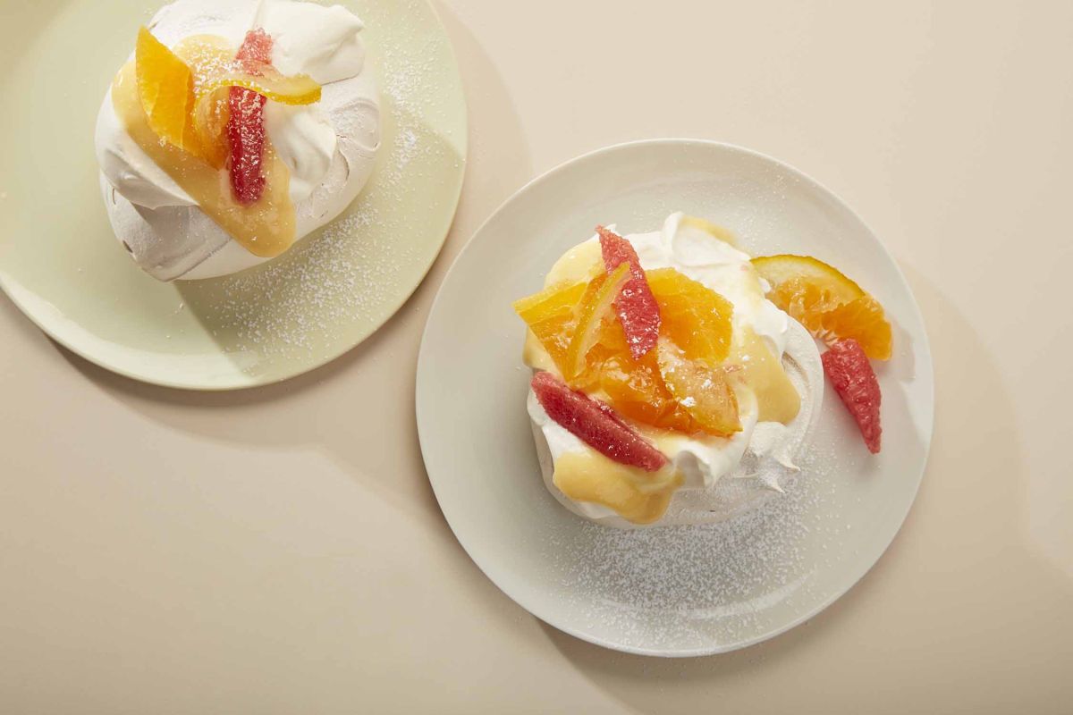 「パブロバ - シトラス、柚子カード、ヨーグルトクリーム」1400円／©︎Petrina Tinslay