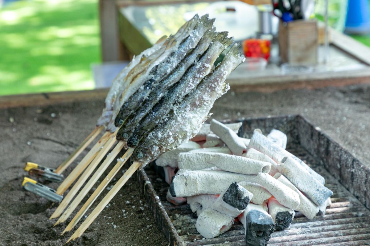 焼きたてのニジマスも販売。１串600円