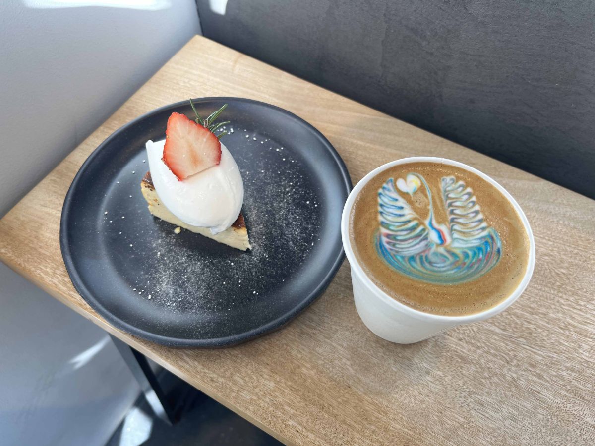 左から「バスクチーズケーキ」650円（トッピングは季節により変更）、「レインボーラテ」700円