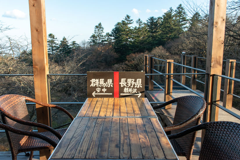 テラスのテーブル席、どちらサイドに座るか悩むのも楽しい