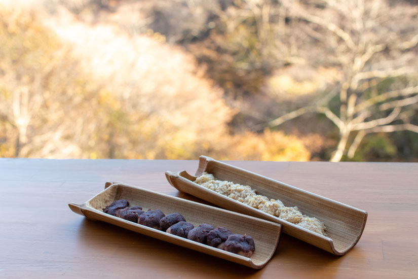 「ちからもち(あんこ、くるみ)」各630円は、竹の器で提供。コシがあるのにみずみずしい