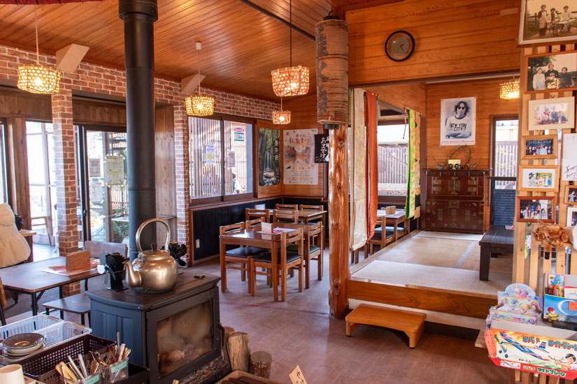 室内席も充実。肌寒い季節には薪ストーブがやさしく暖めてくれる