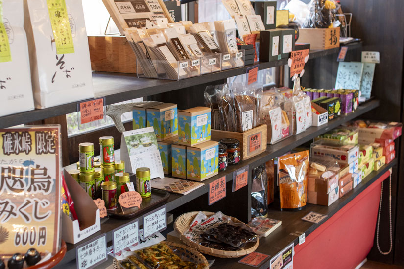 お土産用の碓氷そばやそば茶、七味などがそろう