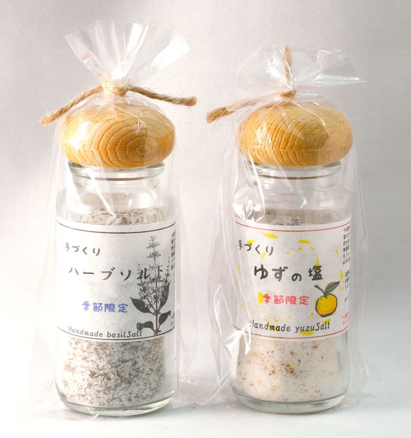 左）オーガニックハーブソルト572円、右）ゆずの塩572円