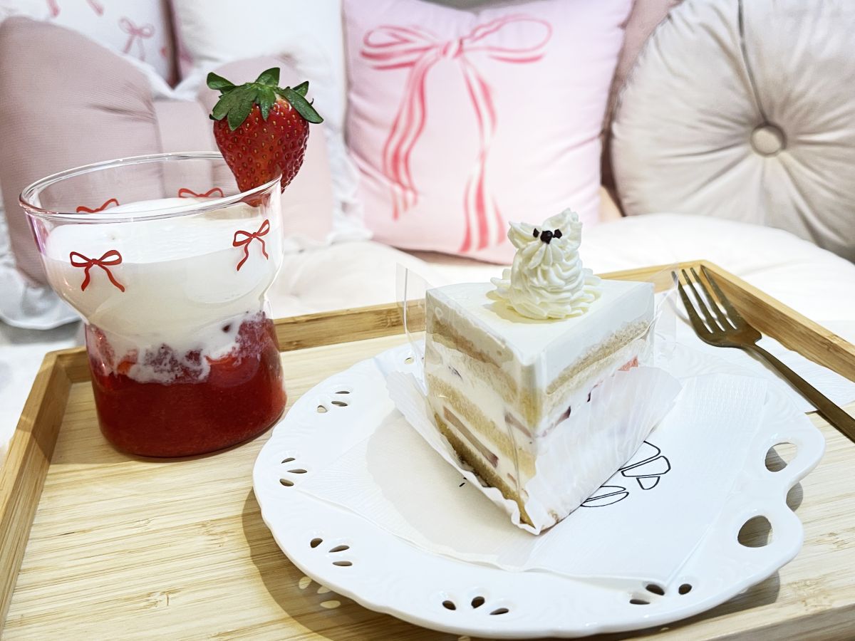 (写真左から)「いちごラテ」682円、「プードルショートケーキ」734円