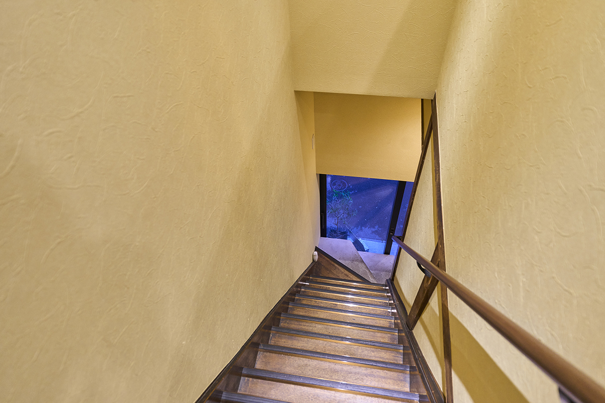 上から見下ろすと階段の急さがわ分かる