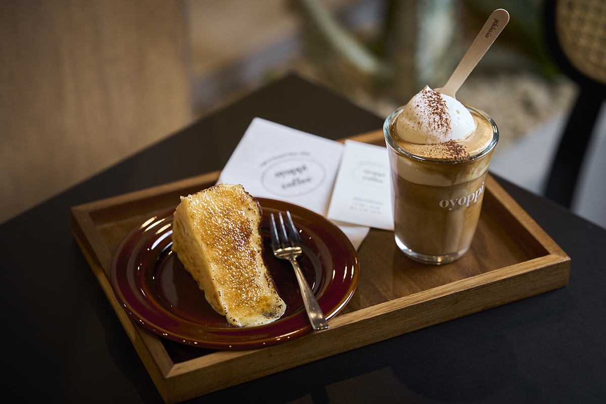 「ブリュレ　バスクチーズケーキ」800円、「アインシュペナー」700円