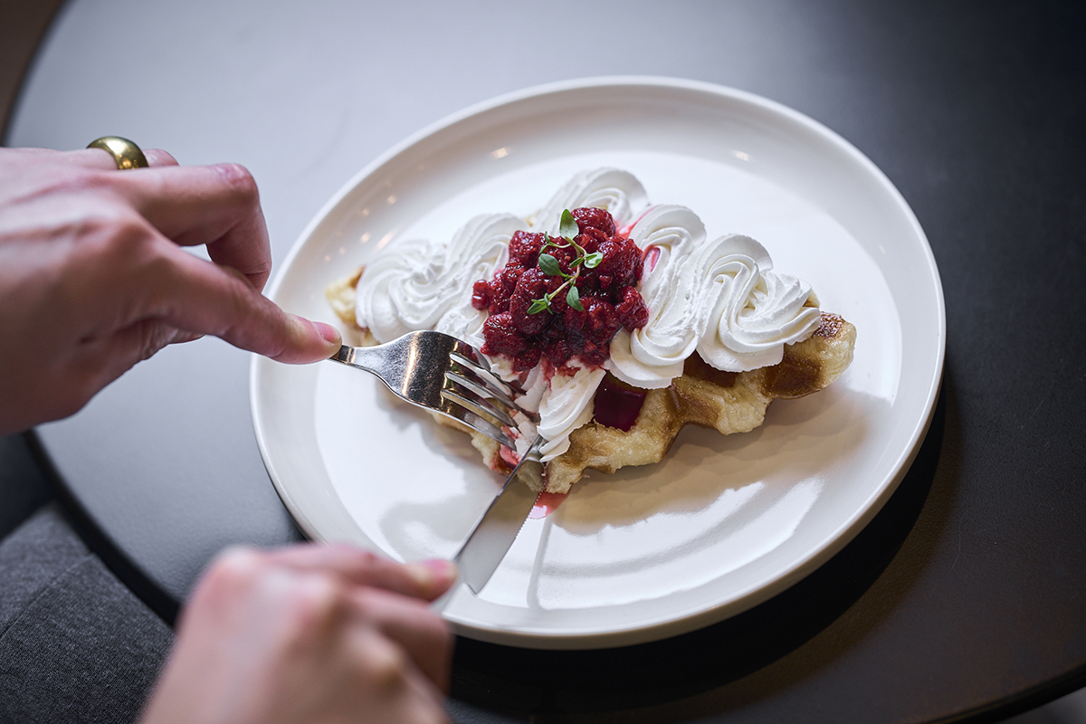 フォークとナイフでいただく、ケーキ感覚の「クロッフル」