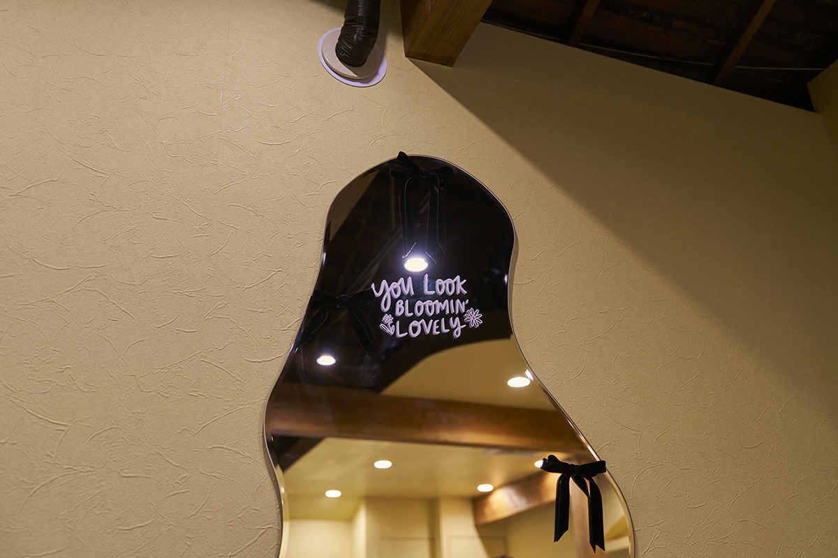 「韓国っぽ」な波型ミラーがある席も