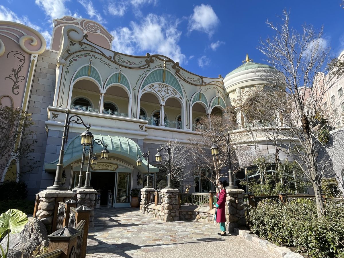 レストランは専用入口から利用できる