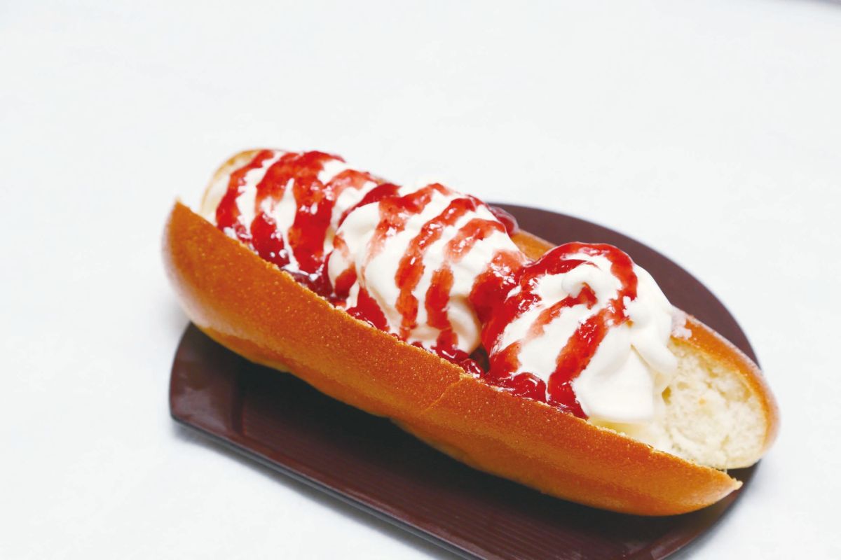 「アイスドッグ® ストロベリーソース」550円（プレーン500円＋ソース50円）