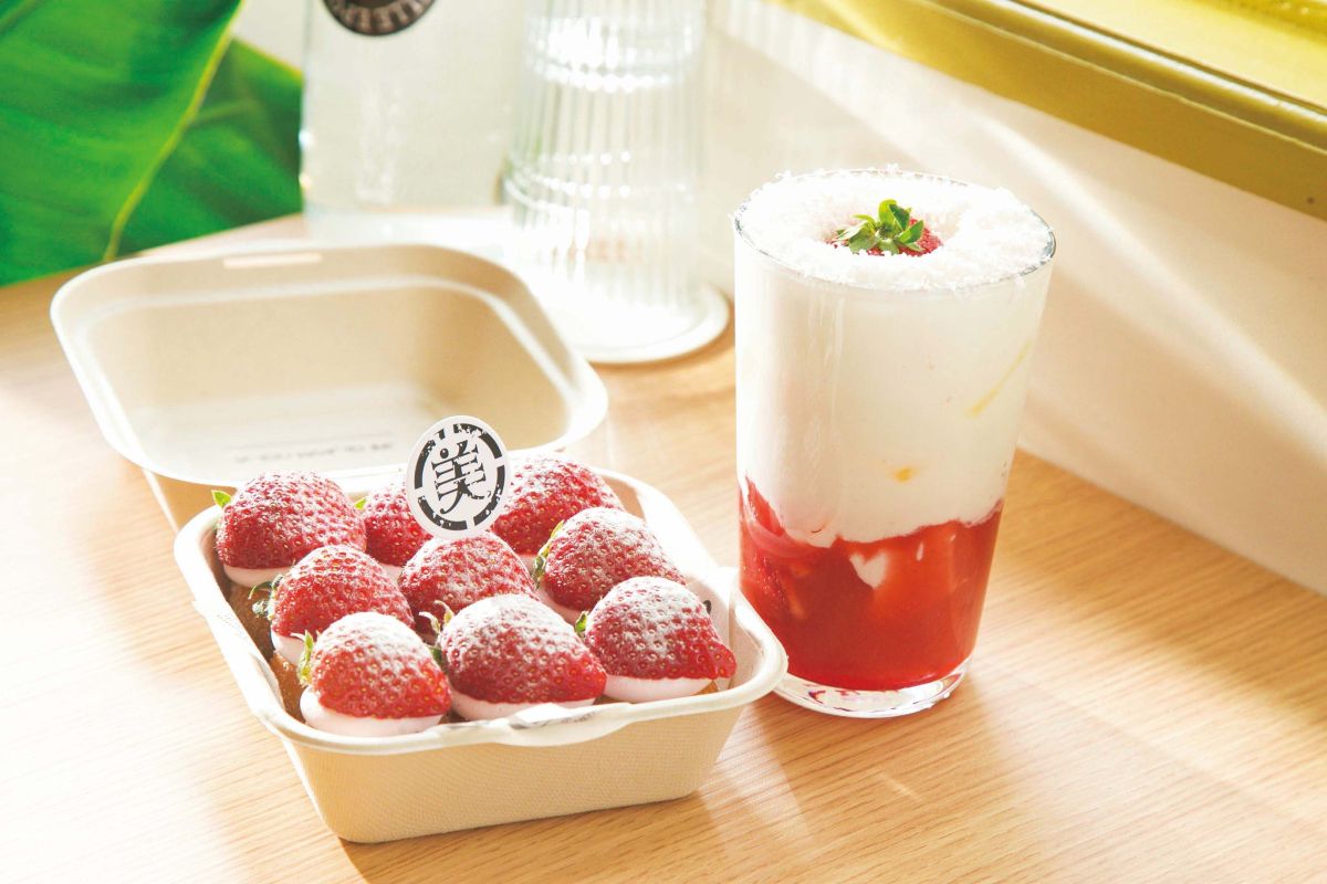 「ドーナツ いちご」1480円（※ドーナツの提供は12時～）/「いちごミルク」850円