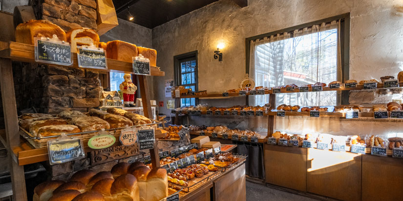 【長野県】 八ヶ岳の麓に佇む、絵本のようなベーカリー。薪窯食パンをはじめ、種類豊富なパンに心躍る