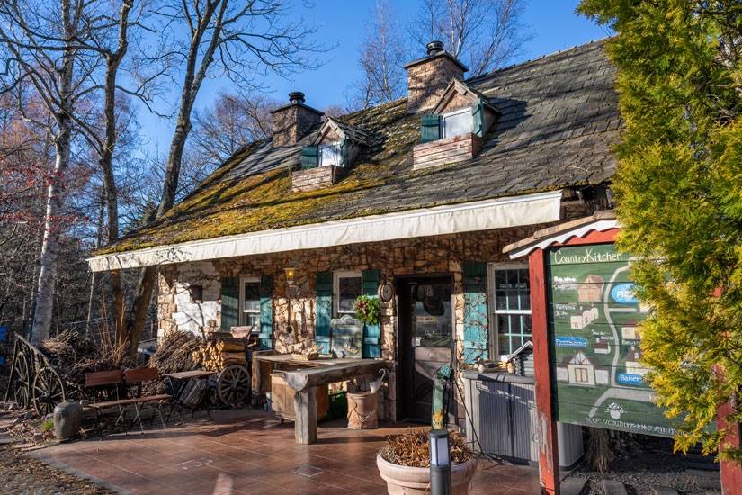 三角屋根と煙突がベーカリーの目印。建物は30年ほど前に建てられたそう