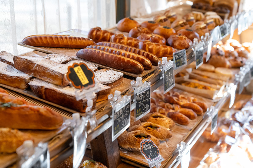 ミルククリームを挟んだ「ミルキー」や、自家製カレーを包んで揚げずに焼いた「カレーパン」も絶品