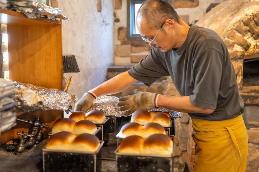 見よ、この香ばしい焼き上がりを…!「薪窯食パン」720円、ハーフ360円