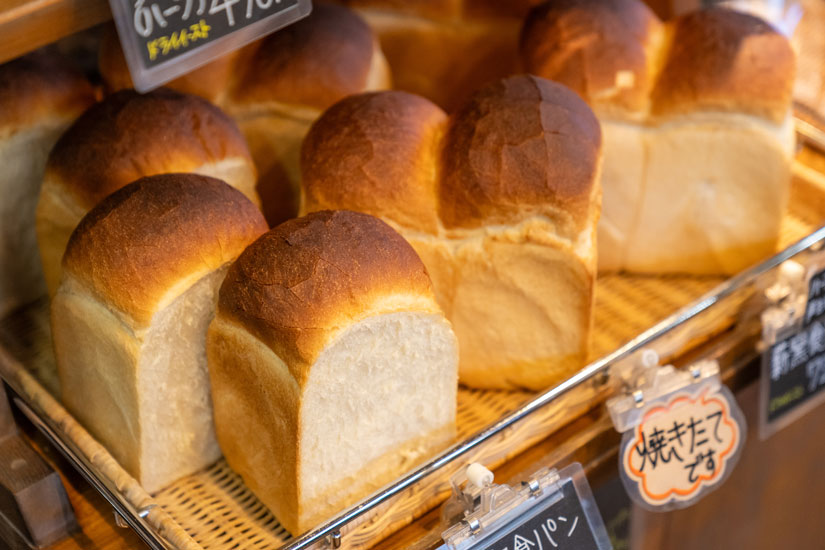 焼きたてはぜひそのままで。翌日はバターをのせてトーストすれば、至福の味わいが広がる