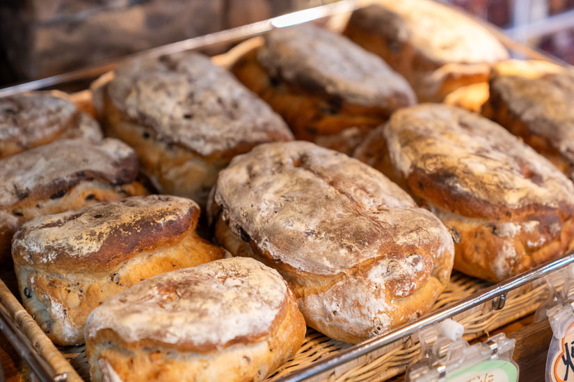 「クルミレーズン」940円、ハーフ470円。店でも販売している「長門(ながと)牧場」のクリームチーズとぜひ味わってみて