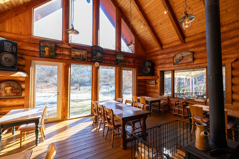 ログハウスのレストラン「カントリーキッチン」。ベーカリーのパンを使ったモーニングセットなども