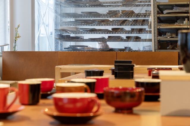 越前漆器の工房「錦古里漆器店」が併設されていて、平日は伝統的な漆器の作業風景を見せてもらうことができます