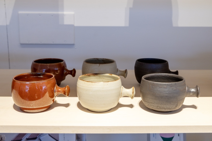 越前焼の工房が手がける、フリーズドライのみそ汁用マグカップ「mugwan」各3080円。お湯を注ぐと、ちょうどいい濃さのみそ汁になります。電子レンジの使用OK