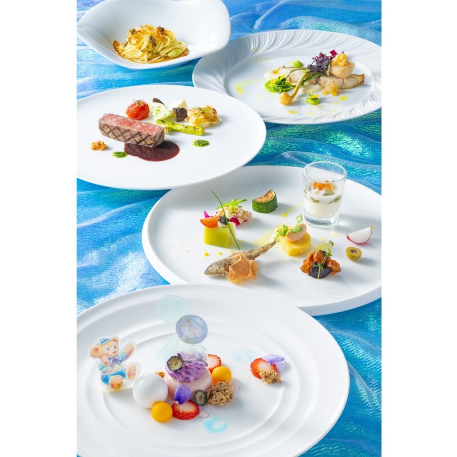 「ダッフィー&フレンズ 20 周年:カラフルハピネス」グルメディナーコース